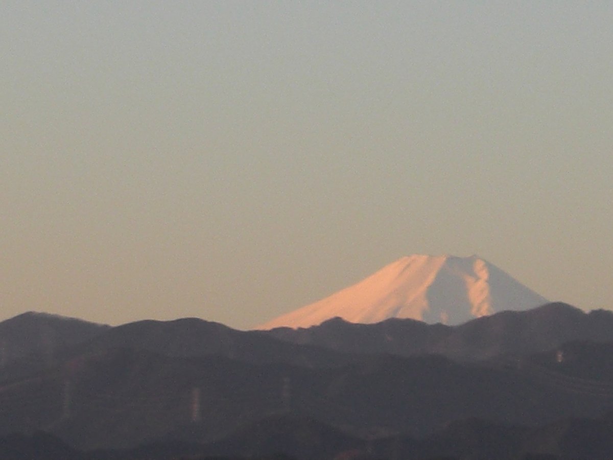 初日の出に照らされた富士山